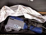 une valise ouverte contenant un objet bleu et blanc