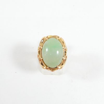 Gros plan sur une bague contenant une pierre verte
