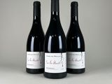 trois bouteilles de vin posées sur une table l'une à côté de l'autre