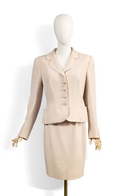 une photo d'un mannequin portant un tailleur-jupe beige