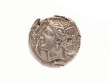 Gros plan sur une pièce de monnaie en argent portant un visage de femme