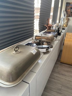 beaucoup de nourriture sur le plan de travail de la cuisine