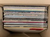 une boîte en carton remplie d'une multitude de disques de toutes les couleurs