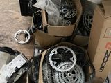 une boîte remplie de pièces de vélo posée par terre
