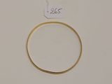 gros plan d'une bague en or sur une surface blanche