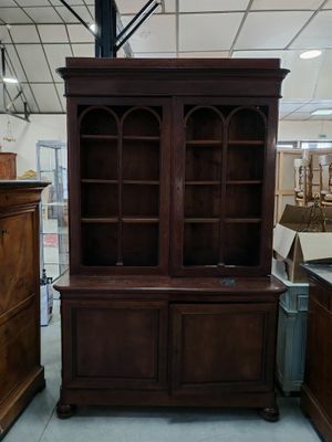 un grand meuble en bois au milieu d'une pièce