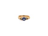 un gros plan d'une bague en or sertie de deux saphirs