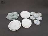 plusieurs assiettes posées sur une table