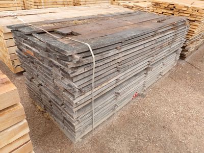 un tas de planches de bois empilées les unes sur les autres