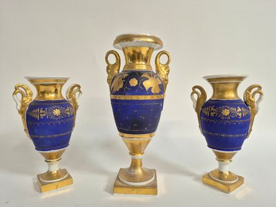 trois vases posés sur une table