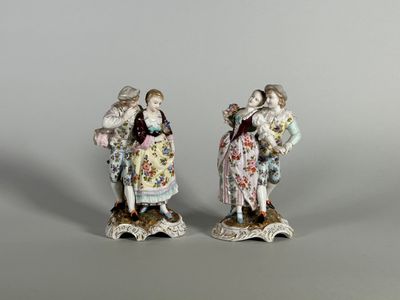paire de figurines en porcelaine représentant une femme et un enfant