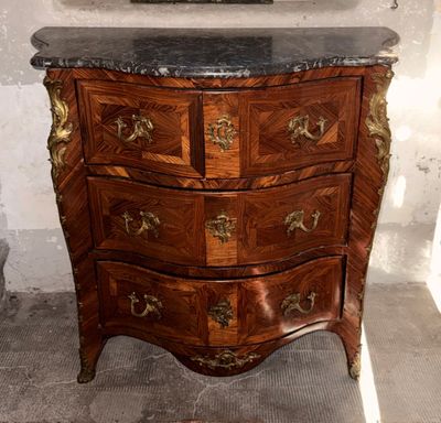 une commode en bois avec un plateau en marbre