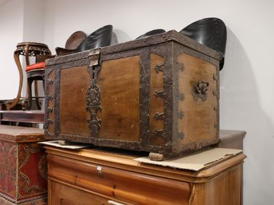 un coffre en bois posé sur une commode