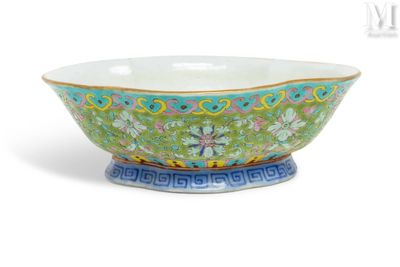 un bol vert et bleu posé sur une table blanche