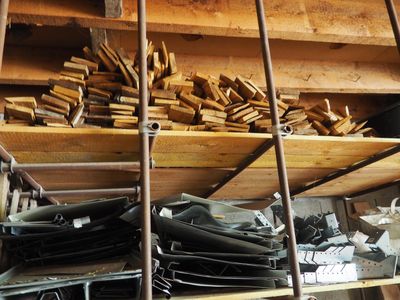 une étagère en bois remplie de nombreuses essences de bois différentes