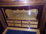 une commode en bois avec des tiroirs et un miroir sur le dessus