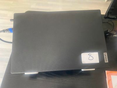 un ordinateur portable posé sur une table