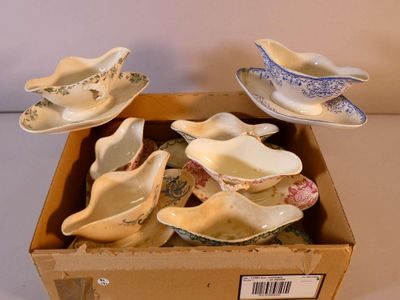 une boîte contenant tout un tas de vaisselle