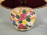une lampe ornée de fleurs et de feuilles
