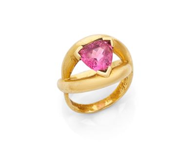 une bague en tourmaline rose et en or jaune