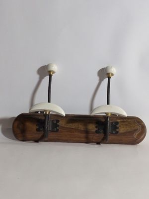 deux skateboards fixés à un support en bois