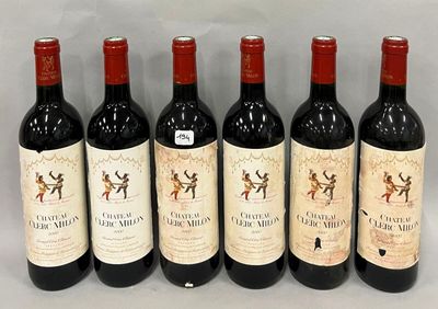 six bouteilles de vin sont alignées sur une table