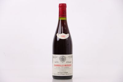 la bouteille de vin rouge est posée sur une surface blanche