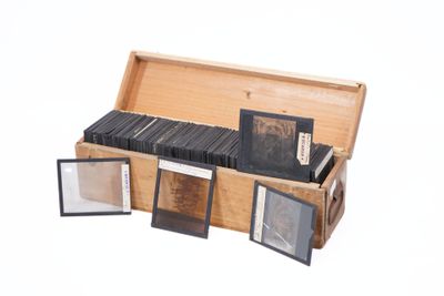une boîte en bois remplie de vieilles photos et une boîte en bois remplie de vieilles photos