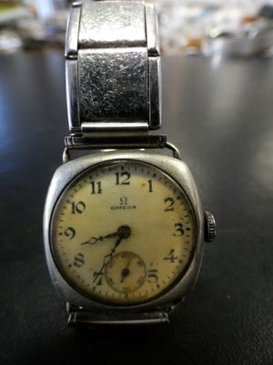 une montre posée sur une table
