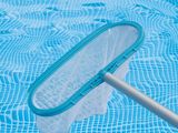 un gros plan sur un filet dans une piscine