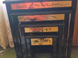 trois tables sur lesquelles ont été peintes des fleurs