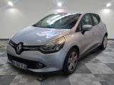 la voiture argentée est garée sur le sol en damier d'un garage