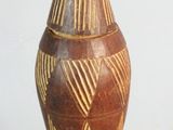 deux vases posés sur une surface blanche