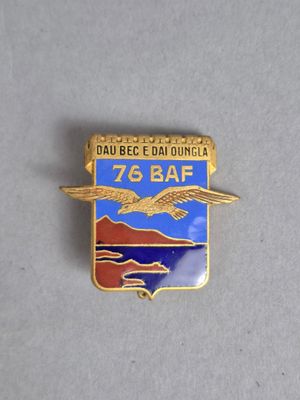 gros plan d'un badge sur une surface blanche