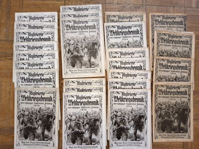 Plusieurs journaux sont empilés les uns sur les autres sur un plancher en bois.