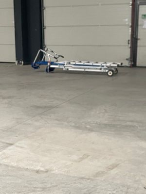 un jeune garçon faisant du skateboard dans un garage