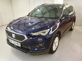 vue de face d'un SUV bleu garé dans un garage