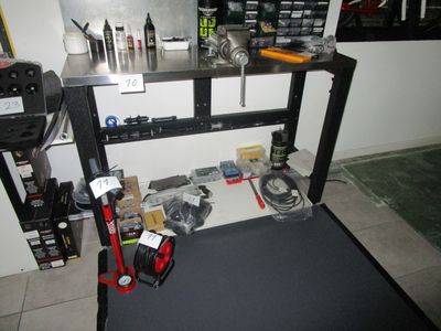 une photo d'un établi avec des outils dessus