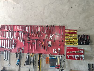 de nombreux outils accrochés au mur du garage