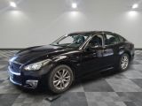 une photo d'une Infiniti noire sur un sol à damier