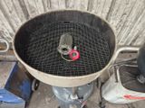 une grille noire avec une poignée rouge et une poignée rouge