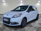 la voiture blanche est garée sur un carrelage à carreaux