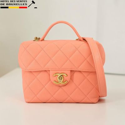 un petit sac rose posé sur une table blanche