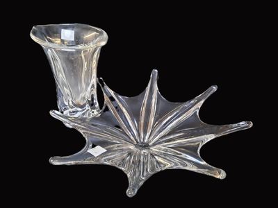 un bougeoir en verre et un vase en verre sur fond noir