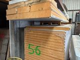 un tas de bois qui se trouve dans un bâtiment