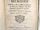 un livre sur lequel figure l'image d'un blason