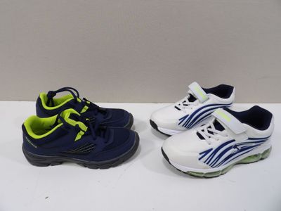 deux paires de chaussures de tennis sont posées sur une surface blanche