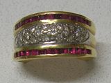 une photo d'une bague sertie d'un diamant et d'un rubis posée sur une table