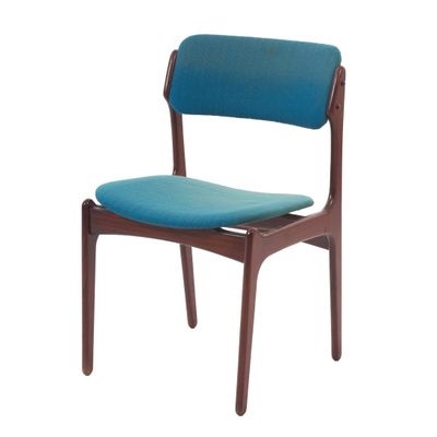une chaise bleue avec une structure en bois et une assise bleue