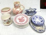 beaucoup d'assiettes et de tasses sur la table